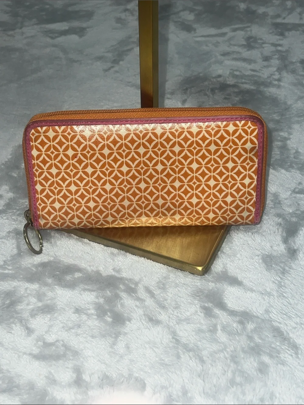 vintage Fossil zip-around wallet styled with an orange and white geometric